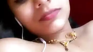 Curvy Desi Bhabhi takes various poses to make XXX fans see boobs well