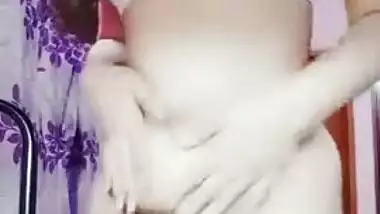 Nerdy college girl from India shakes big buttocks and spanks it