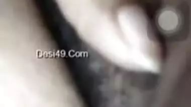 Amateur XXX video of Indian who slowly stimulates her hairy clitoris