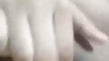 Very hot XXX video of the slender Desi girl who exposes her pussy
