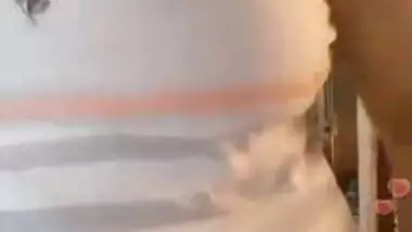 Hot desi indian bhabi shaking her sexi ass &boobs on bigo live...1