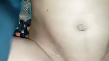 Indian sexy dever ne sakshi bhabi ko apni chut mein kheera dalte dekh liya