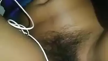 bengoli bhabhi ki chut me gaajar ghusayi ja rhi h pati k dwara