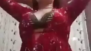 Indian naked girl records her MMS for her lover