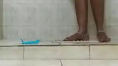 Desi MILF washes her sex hole on XXX camera in the shower cabin