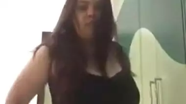 Camgirl is proud to introduce her Desi ass and boobs to spectators