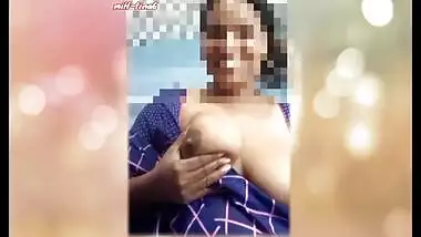 Desi Bhabhi Video Call Mein Uski Boyfriend Ko Boobs Dikhayi Enjoy Kardi He