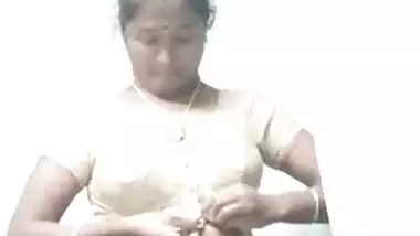 Modest Desi gal with saggy XXX tits changes clothes in front of cam
