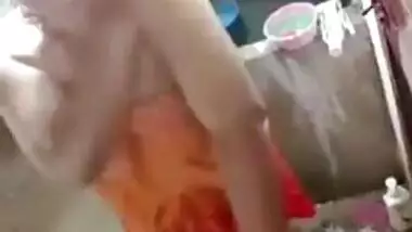 Desi aunty bathing full nude outdoor on mms cam for her lover