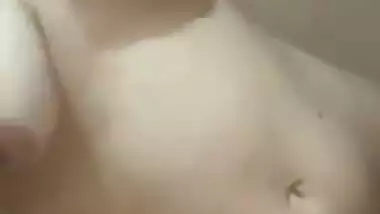 Chesty Punjabi hooker agrees to XXX striptease and posing for Desi fans