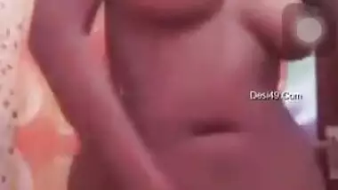 Winsome Desi webcam model performs her first sex video for the fan