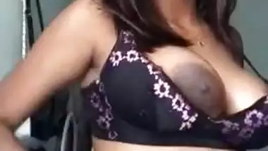 Adorable Tamil girl shows off her perfect Desi tits for XXX selfie
